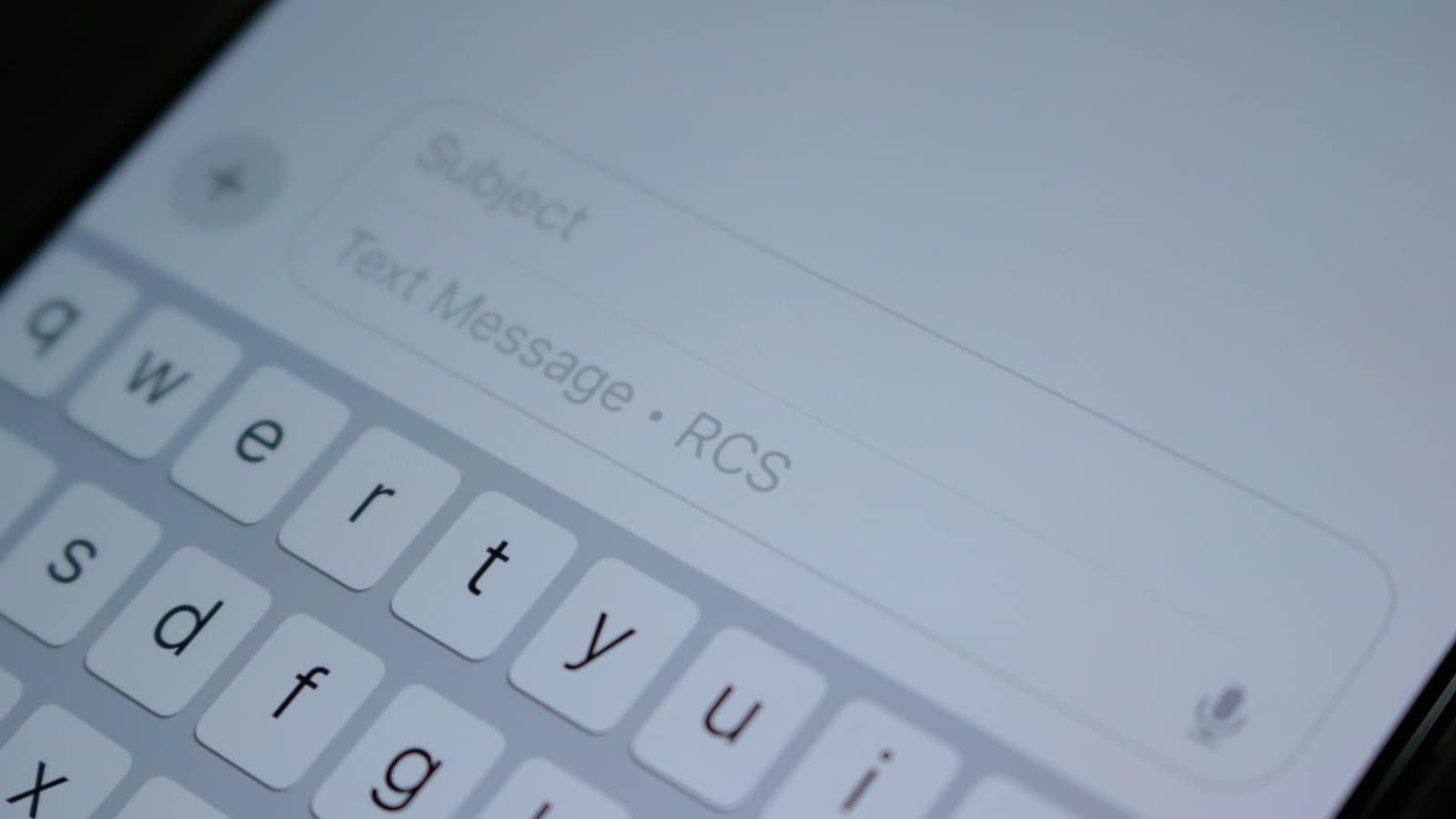 Close-up of a phone screen showing an empty text message box and keyboard